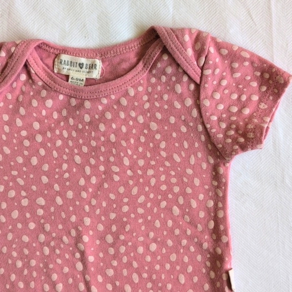 rabbit + bear organic cotton dusty pink spotted bodysuit diaper shirt 6-9 months